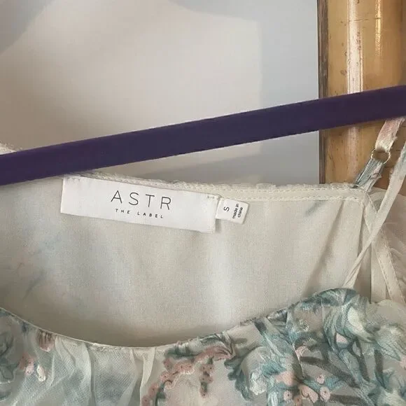 ASTR THE LABEL *NWT* SMALL Ivory Flowered One Shoulder Top - Picture 6 of 9